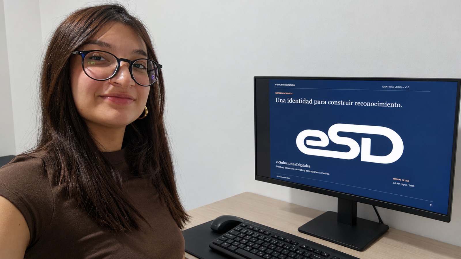 Angelid junto a una pantalla con la identidad de e-SolucionesDigitales.