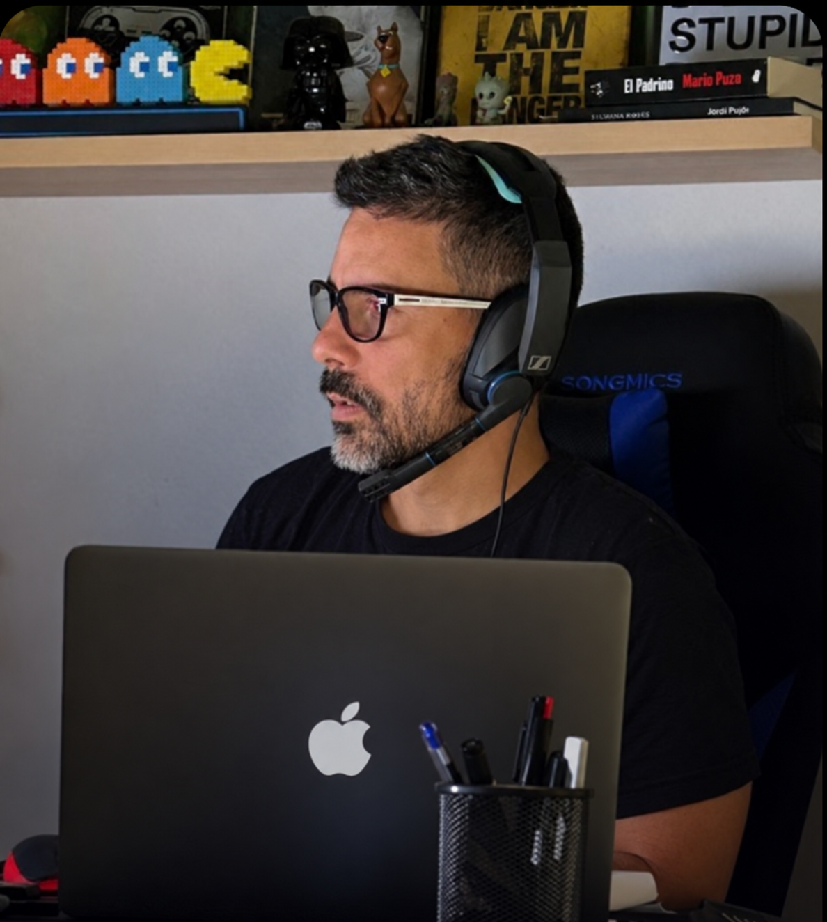 Chucho, asesor estratégico, con auriculares frente a su computadora.