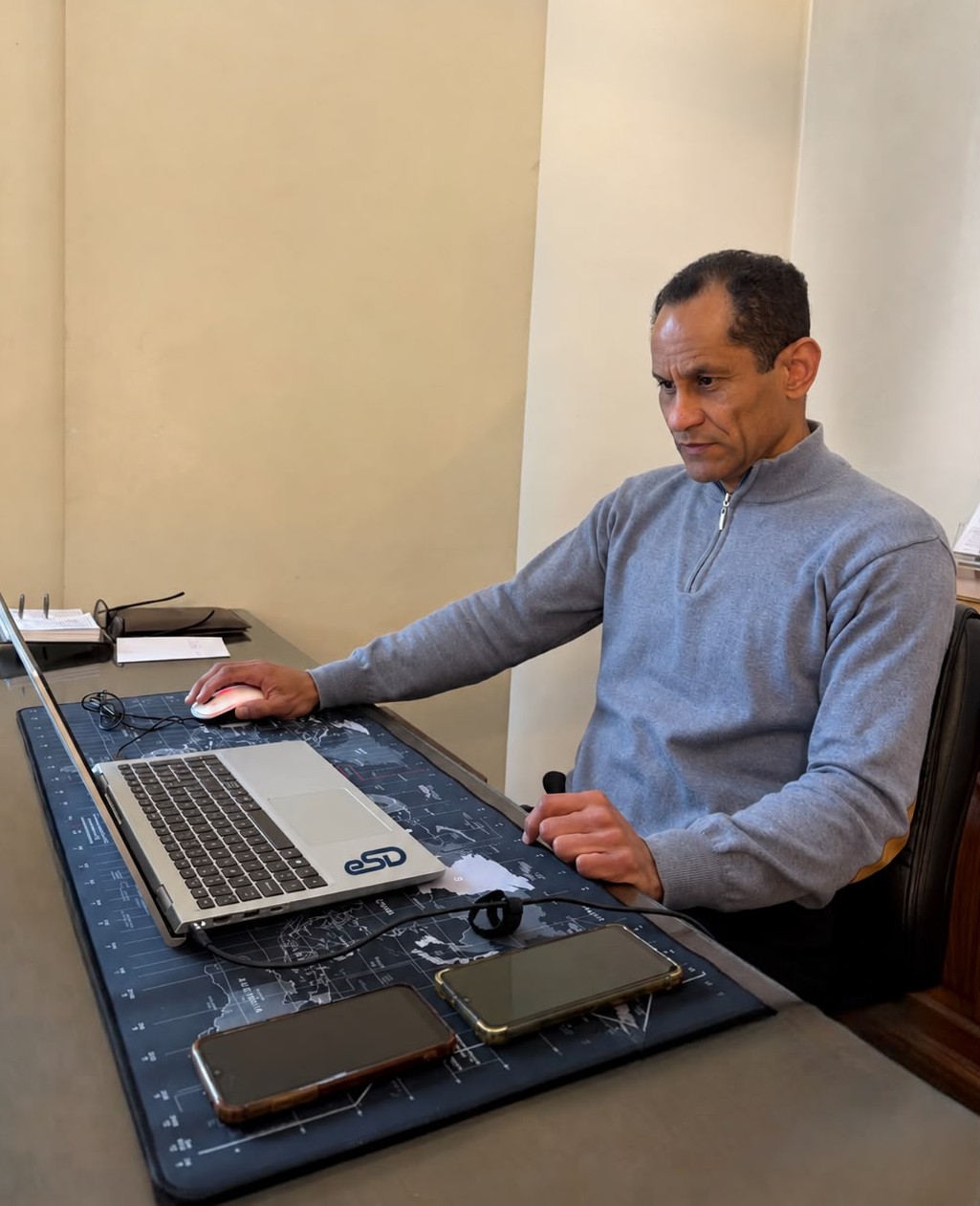 Eliud Purroy trabajando en el desarrollo de una web.