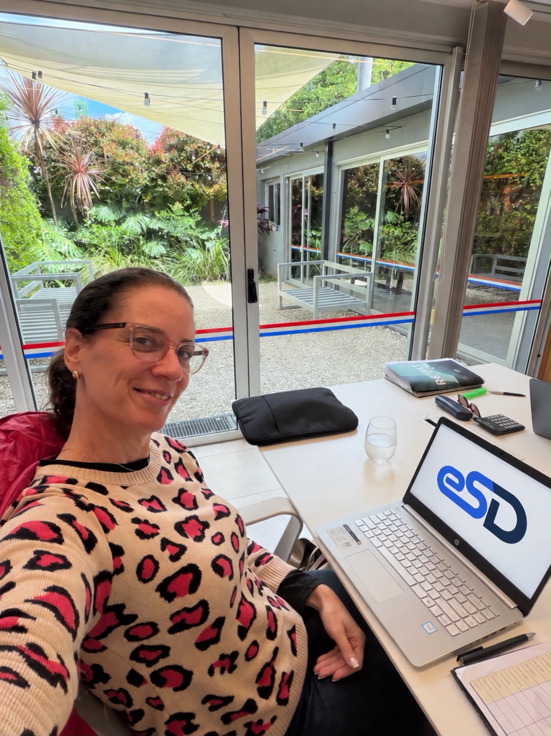 Mariana junto a una computadora de e-SolucionesDigitales.